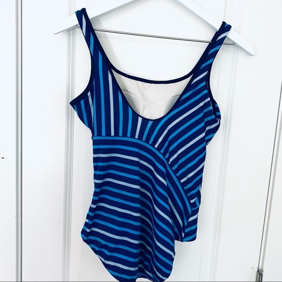 Lands End One Piece Swimsuit 🩱 - Picture 2 of 5